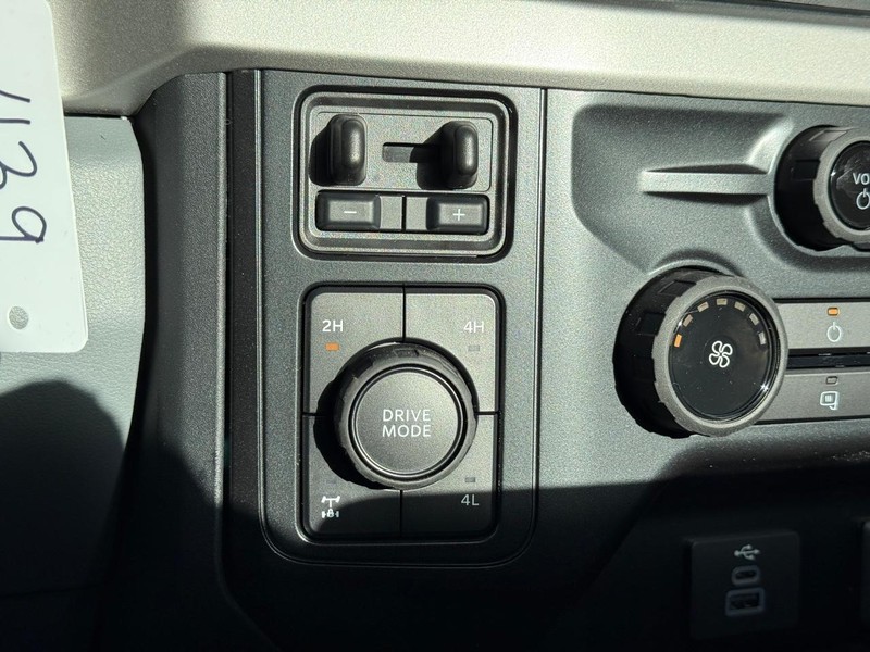 Ford Super Duty F-250 SRW Vehicle Full-screen Gallery Image 12