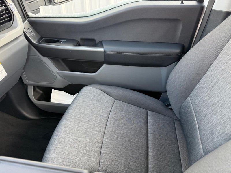 Ford Super Duty F-250 SRW Vehicle Full-screen Gallery Image 15