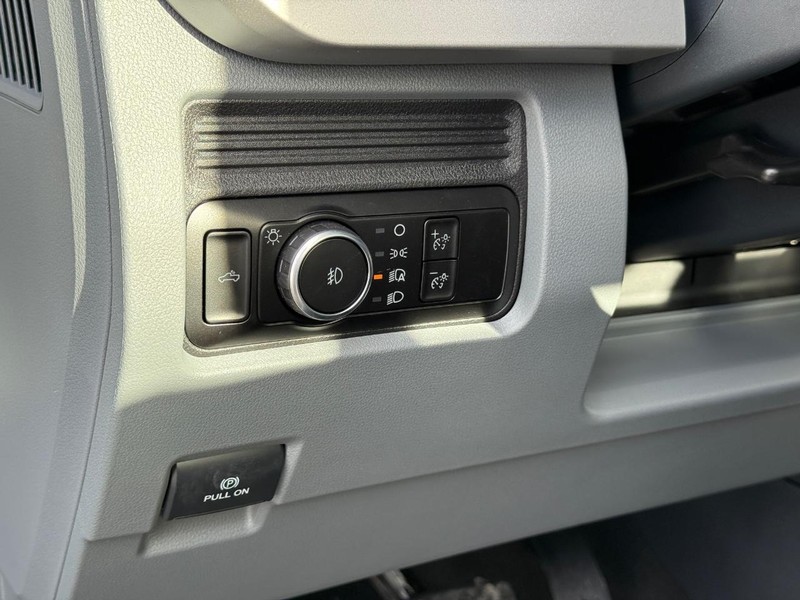 Ford Super Duty F-250 SRW Vehicle Full-screen Gallery Image 16