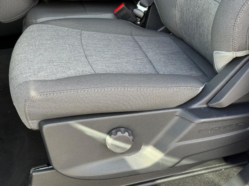 Ford Super Duty F-250 SRW Vehicle Full-screen Gallery Image 17