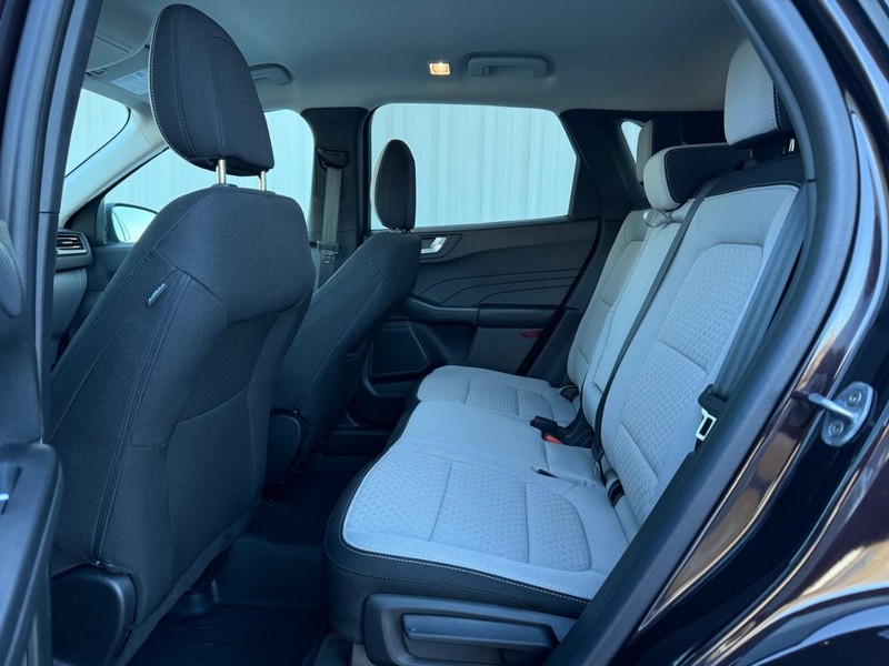 Ford Escape Vehicle Full-screen Gallery Image 10