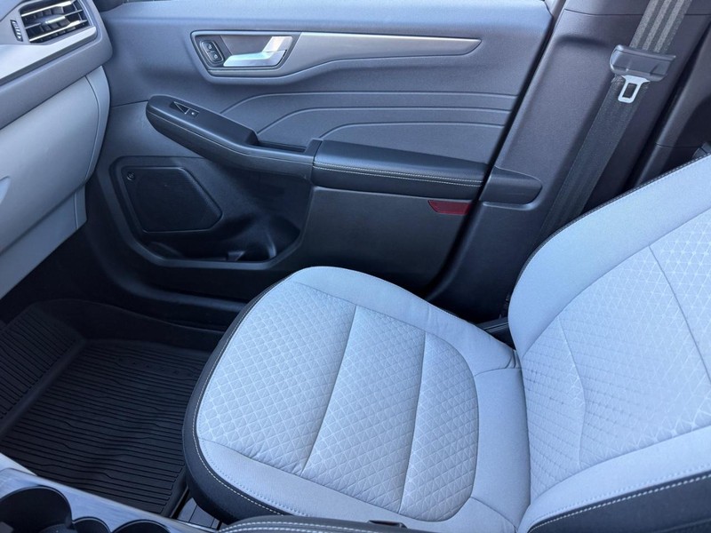 Ford Escape Vehicle Full-screen Gallery Image 19