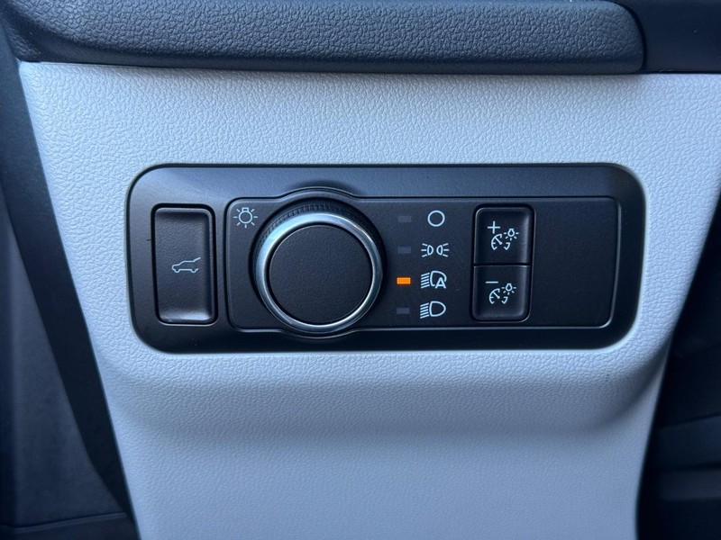 Ford Escape Vehicle Full-screen Gallery Image 21