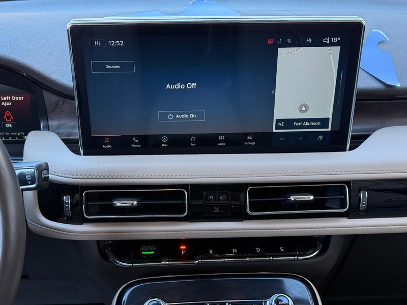 Lincoln Nautilus Vehicle Full-screen Gallery Image 11