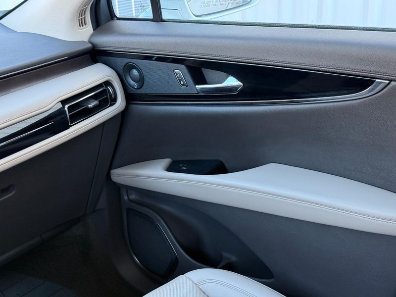 Lincoln Nautilus Vehicle Full-screen Gallery Image 14