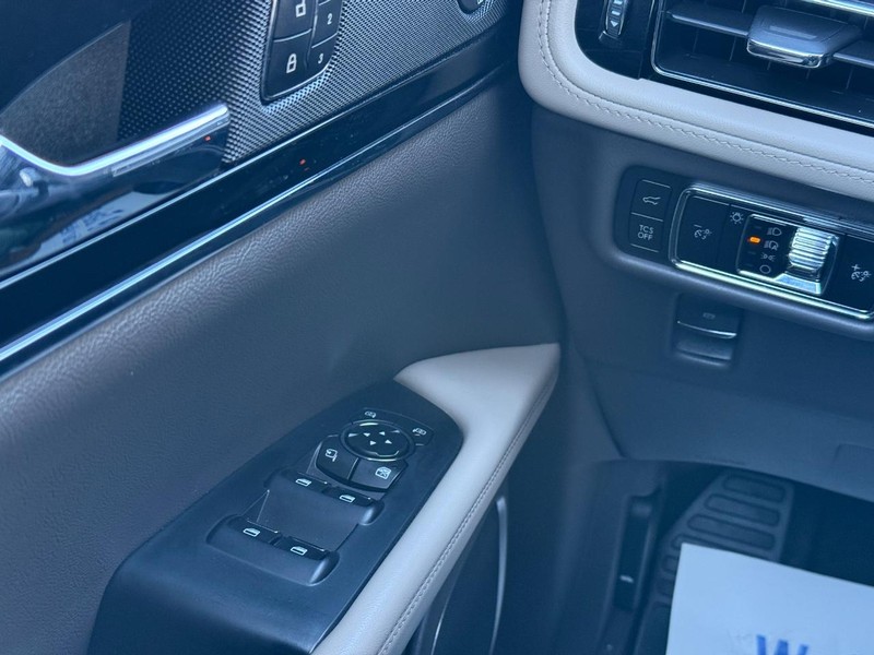 Lincoln Nautilus Vehicle Full-screen Gallery Image 20