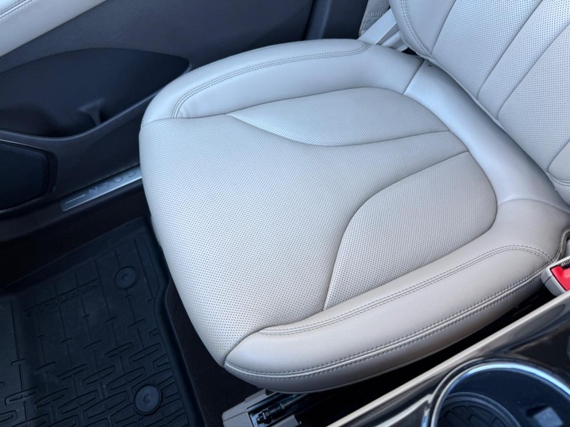 Lincoln Nautilus Vehicle Full-screen Gallery Image 21