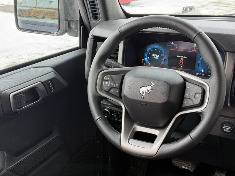 Ford Bronco Vehicle Full-screen Gallery Image 12