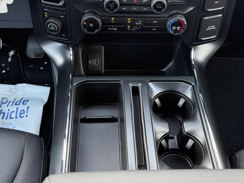 Ford F-150 Vehicle Full-screen Gallery Image 12