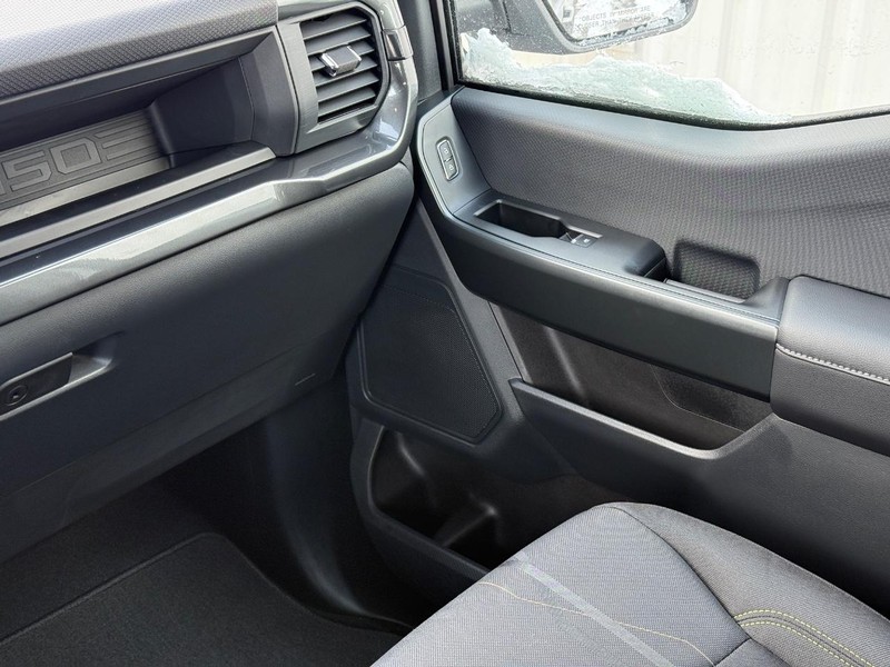 Ford F-150 Vehicle Full-screen Gallery Image 14