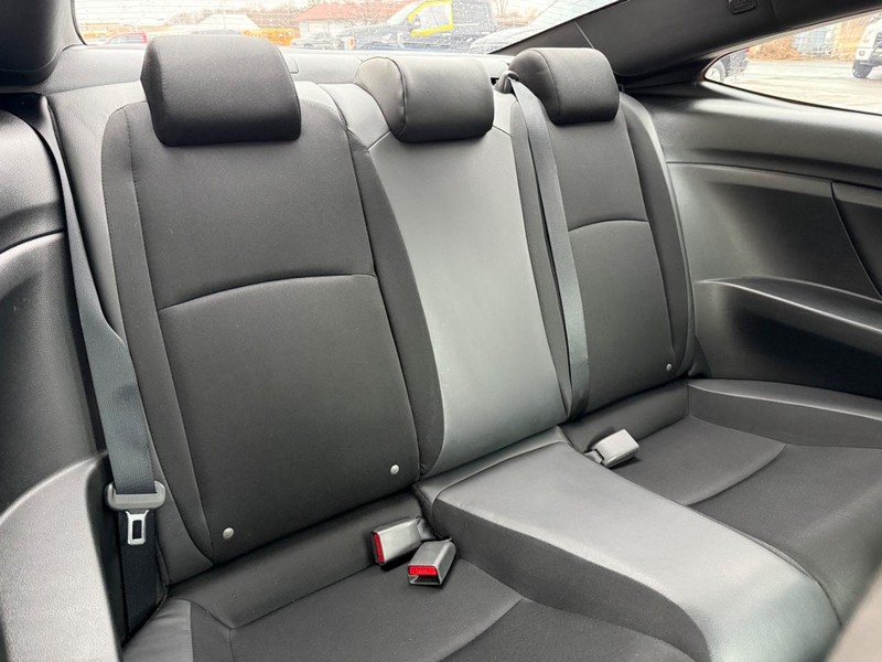 Honda Civic Coupe Vehicle Full-screen Gallery Image 9
