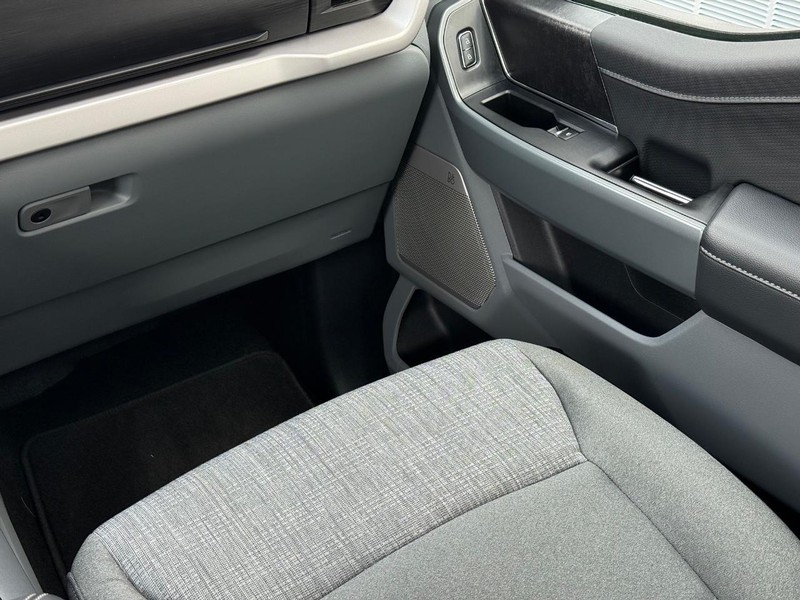 Ford F-150 Vehicle Full-screen Gallery Image 13