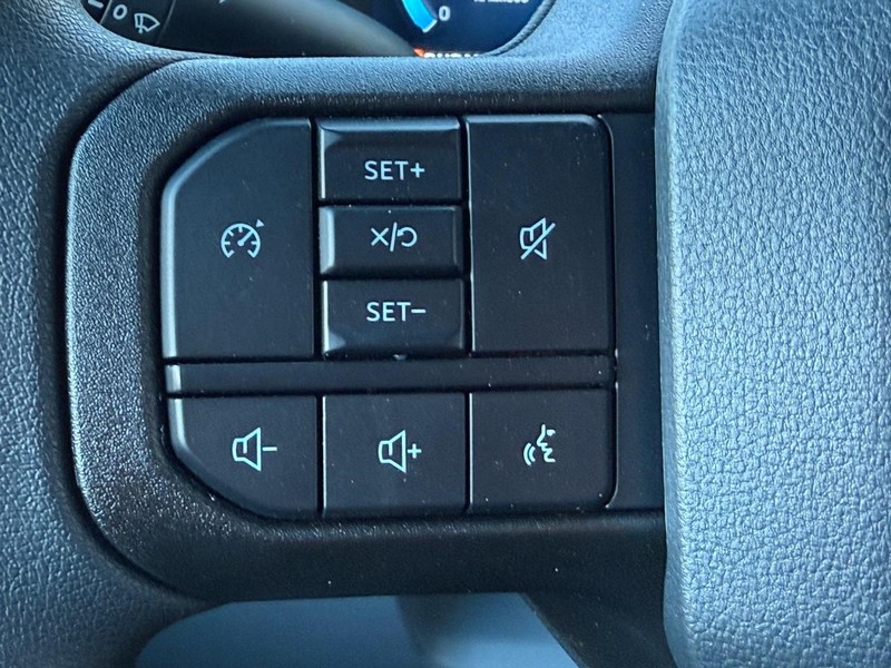 Ford Super Duty F-350 SRW Vehicle Full-screen Gallery Image 8