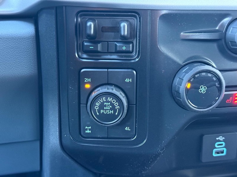 Ford Super Duty F-350 SRW Vehicle Full-screen Gallery Image 13