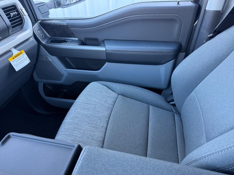 Ford Super Duty F-350 SRW Vehicle Full-screen Gallery Image 16