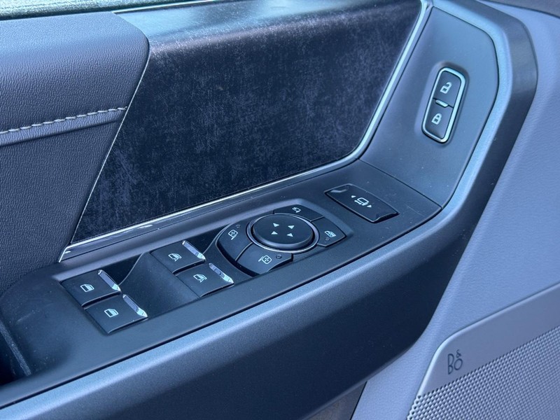 Ford Super Duty F-350 SRW Vehicle Full-screen Gallery Image 19