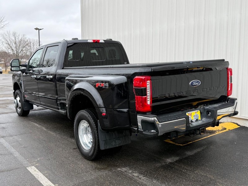 Ford Super Duty F-350 DRW Vehicle Full-screen Gallery Image 3