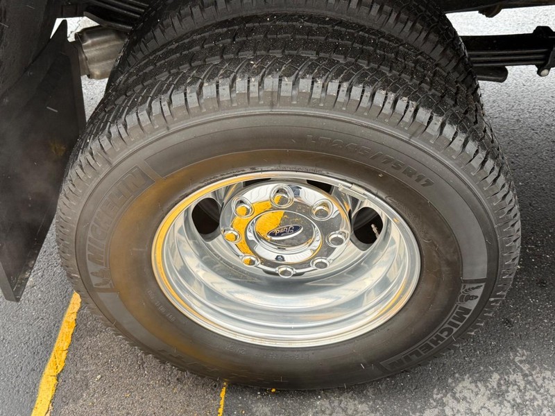 Ford Super Duty F-350 DRW Vehicle Full-screen Gallery Image 7