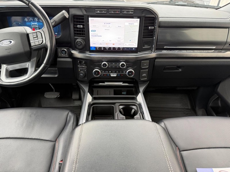 Ford Super Duty F-350 DRW Vehicle Full-screen Gallery Image 10