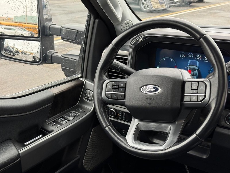 Ford Super Duty F-350 DRW Vehicle Full-screen Gallery Image 12