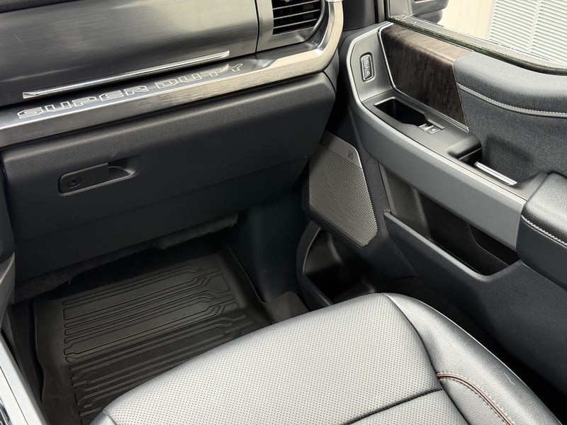 Ford Super Duty F-350 DRW Vehicle Full-screen Gallery Image 13