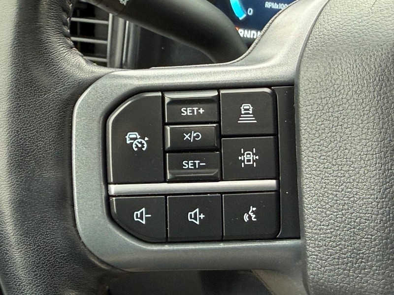 Ford Super Duty F-350 DRW Vehicle Full-screen Gallery Image 14