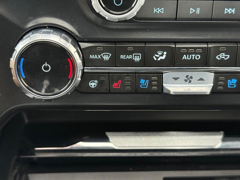 Ford Super Duty F-350 DRW Vehicle Full-screen Gallery Image 18