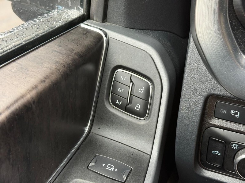 Ford Super Duty F-350 DRW Vehicle Full-screen Gallery Image 19