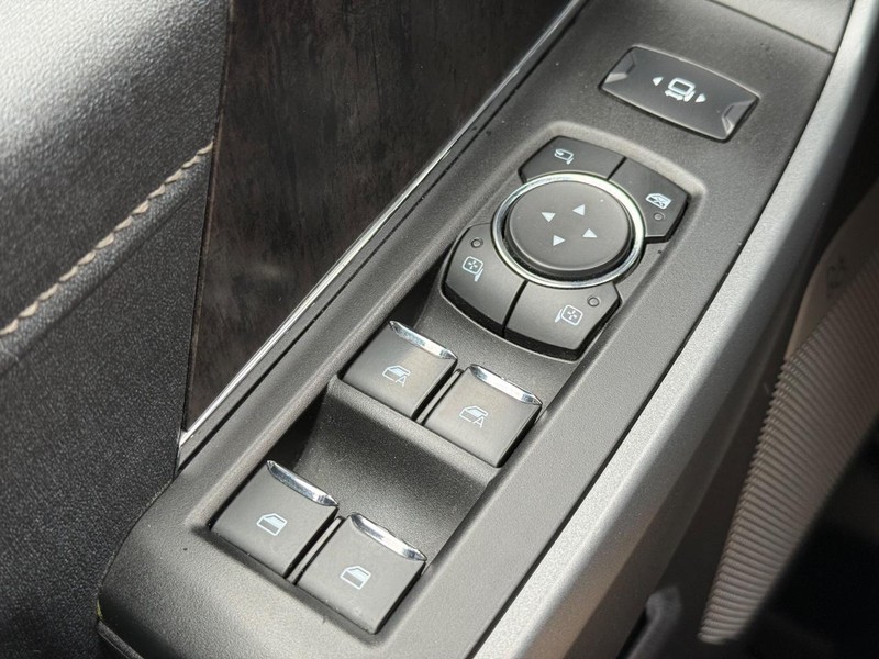 Ford Super Duty F-350 DRW Vehicle Full-screen Gallery Image 20