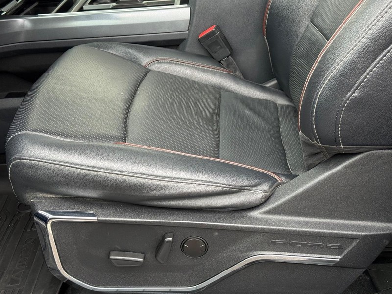 Ford Super Duty F-350 DRW Vehicle Full-screen Gallery Image 21