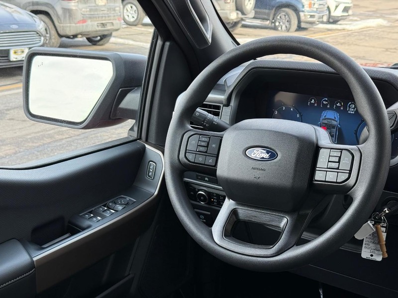 Ford F-150 Vehicle Full-screen Gallery Image 8