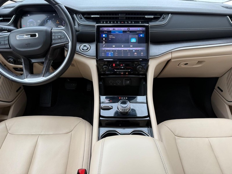 Jeep Grand Cherokee L Vehicle Full-screen Gallery Image 11