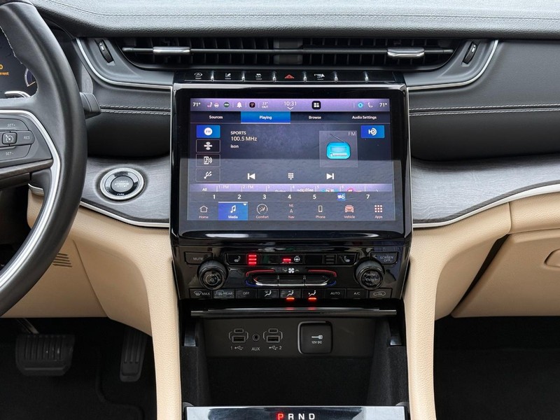 Jeep Grand Cherokee L Vehicle Full-screen Gallery Image 12