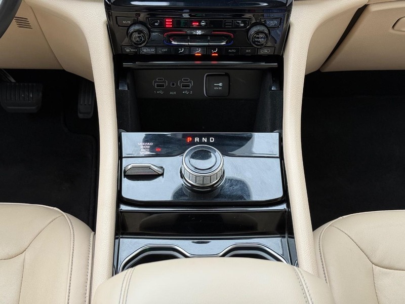 Jeep Grand Cherokee L Vehicle Full-screen Gallery Image 13