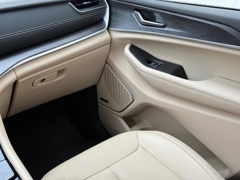 Jeep Grand Cherokee L Vehicle Full-screen Gallery Image 15