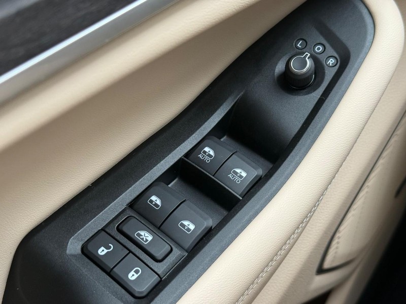 Jeep Grand Cherokee L Vehicle Full-screen Gallery Image 21