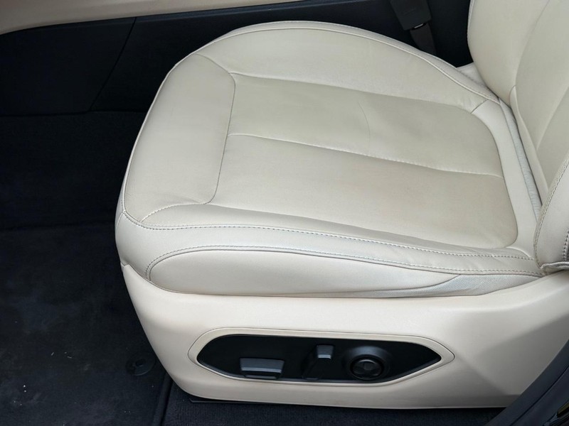 Jeep Grand Cherokee L Vehicle Full-screen Gallery Image 22