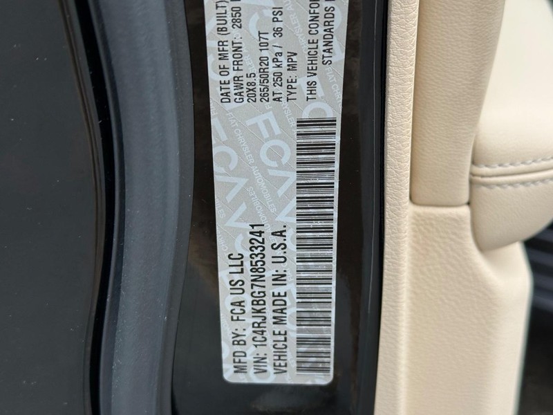 Jeep Grand Cherokee L Vehicle Full-screen Gallery Image 23