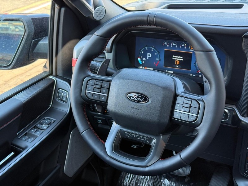 Ford F-150 Vehicle Full-screen Gallery Image 12