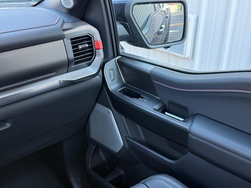 Ford F-150 Vehicle Full-screen Gallery Image 13