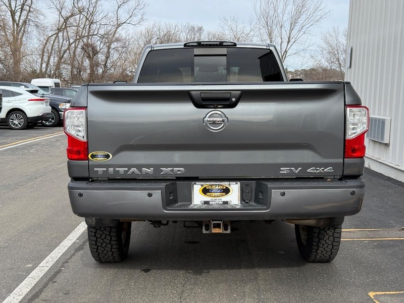 Nissan Titan XD Vehicle Full-screen Gallery Image 4