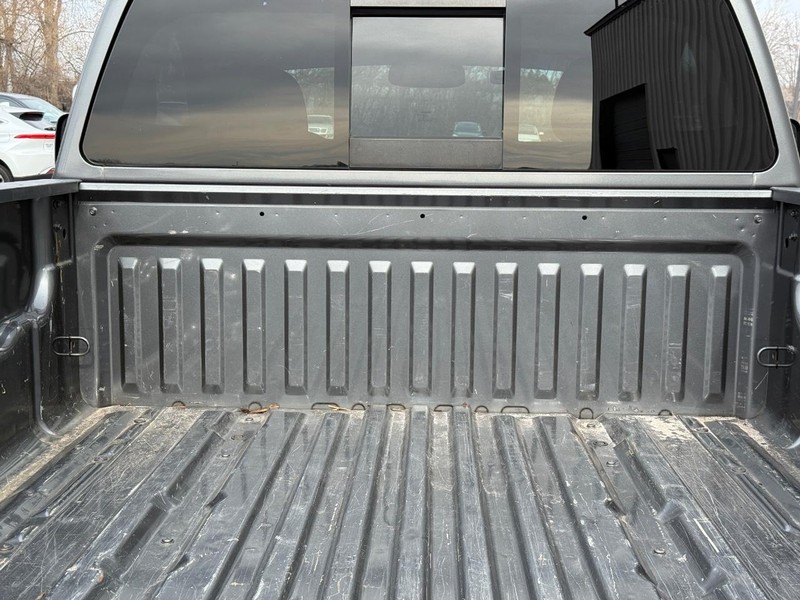 Nissan Titan XD Vehicle Full-screen Gallery Image 5