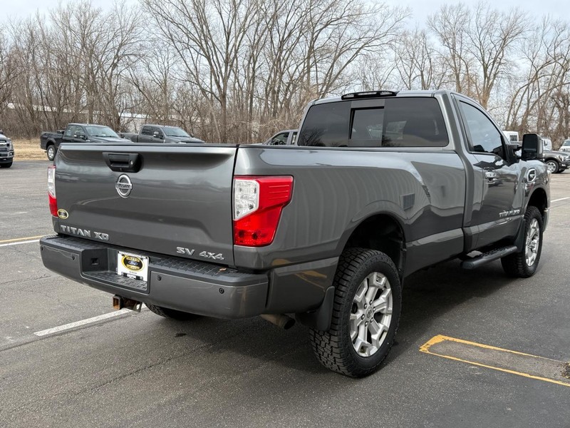 Nissan Titan XD Vehicle Full-screen Gallery Image 6