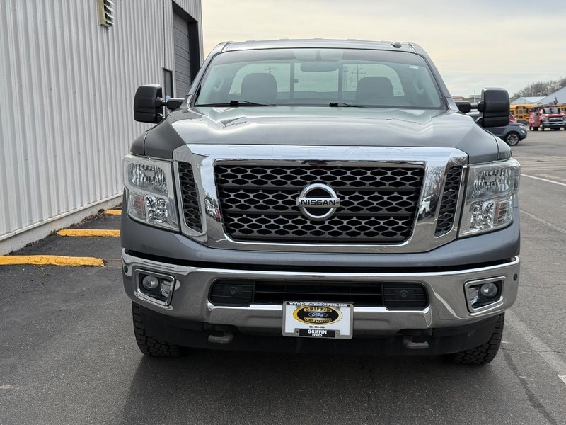 Nissan Titan XD Vehicle Full-screen Gallery Image 8