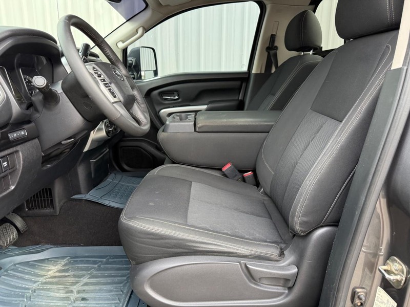 Nissan Titan XD Vehicle Full-screen Gallery Image 9