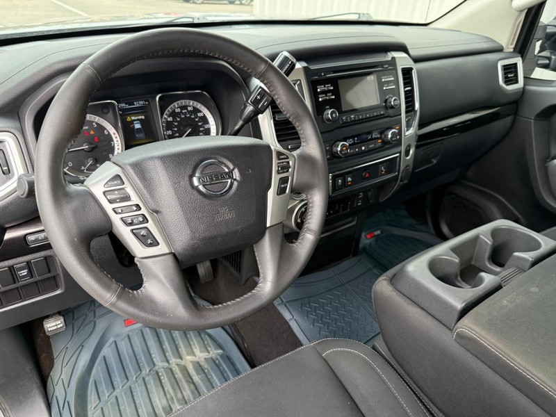 Nissan Titan XD Vehicle Full-screen Gallery Image 10