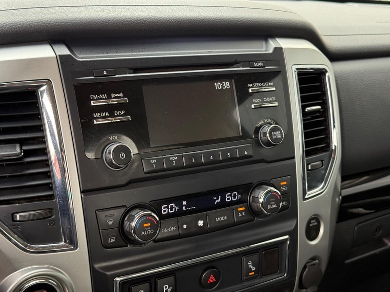 Nissan Titan XD Vehicle Full-screen Gallery Image 11