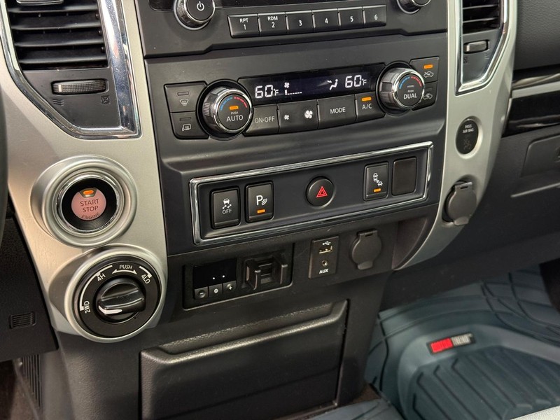 Nissan Titan XD Vehicle Full-screen Gallery Image 12