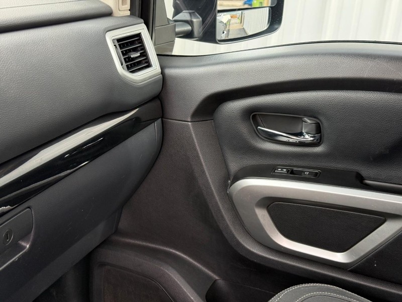 Nissan Titan XD Vehicle Full-screen Gallery Image 13