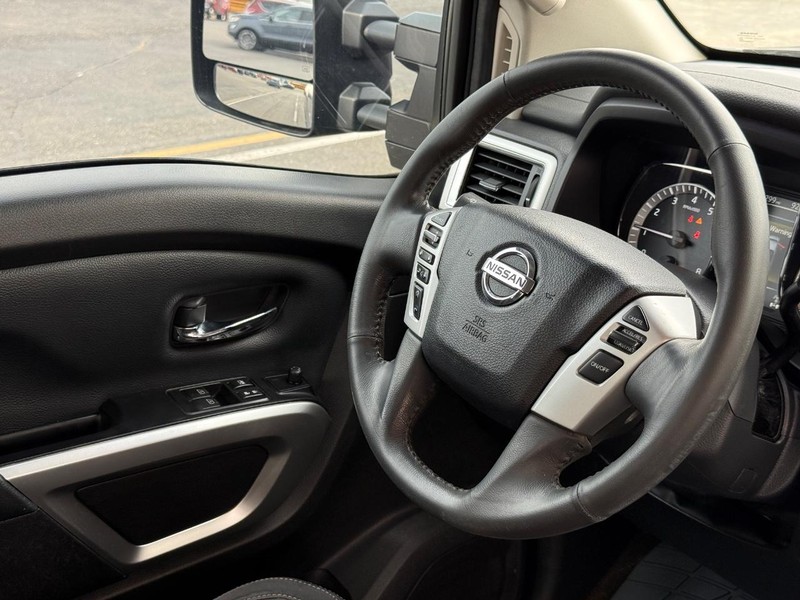 Nissan Titan XD Vehicle Full-screen Gallery Image 14